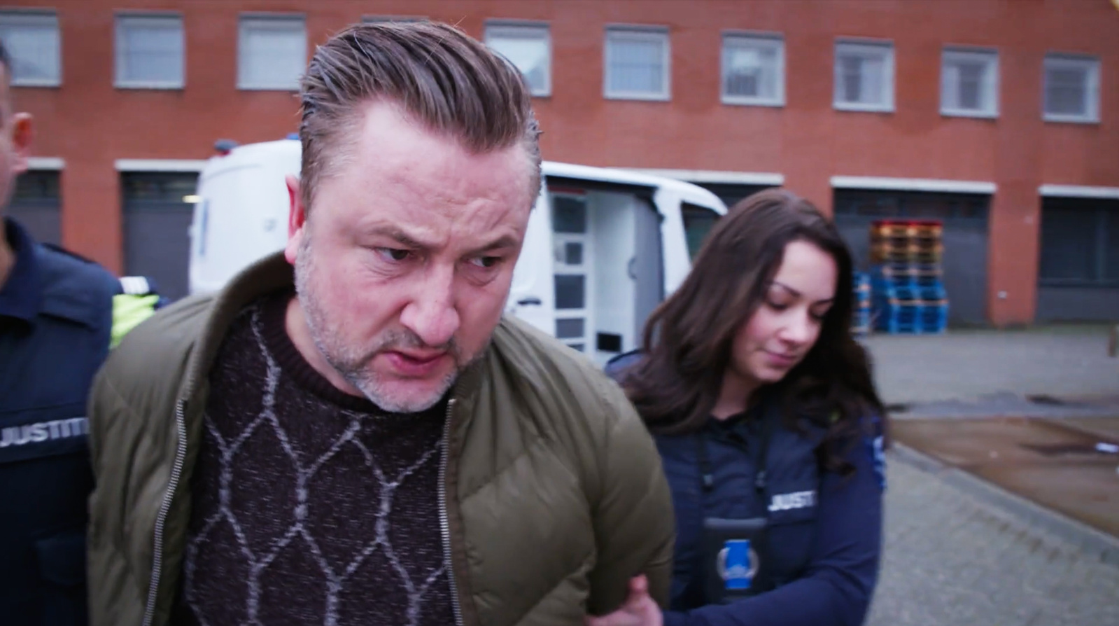 Dennis Weening geboeid uit gevangenisbus meegenomen naar PI Dordrecht.