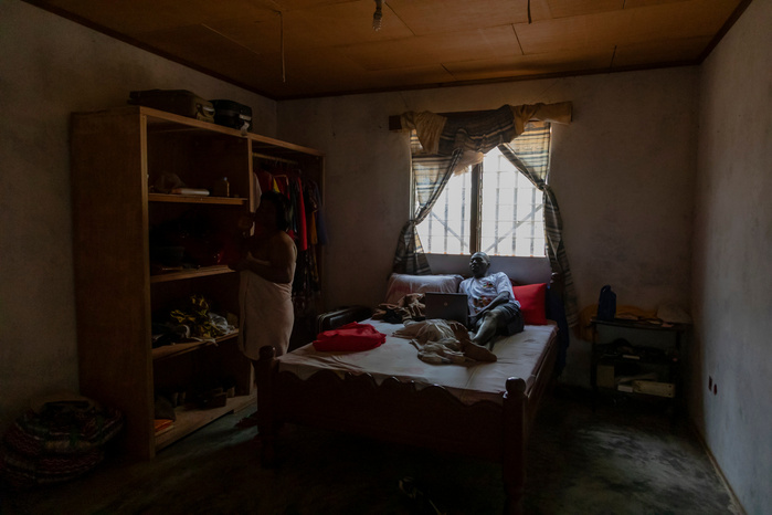 Eveline is getting dressed while her boyfriend Singe is laying on the bed. Singe is also blind, and works as a humanitarian in an organisation that helps people with disabilities. They have known each other for 4 years. Eveline taught him how to use the