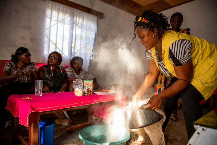 The learning experience is taught in a multi-sensory way, smells, sounds, texture and taste, all are taken into account in the process at the same level. Quinta is volunteering during this workshop and assisting Marie Madeleine who is the training leader.
