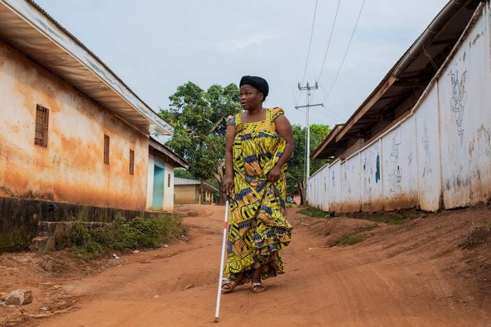 Twice a week Eveline leaves her home to go and do the groceries. "This is the most difficult thing to do as persons with visual impairments, she says. I don't have a guide so I go alone to the market".