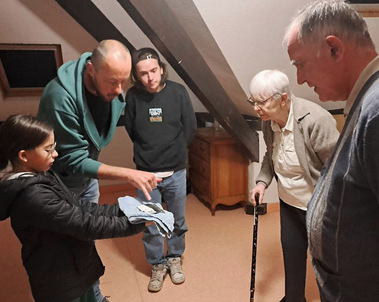 enfant montrant le résultat du développement aux résidents de la maison de retraite Luz Saint-Sauveur Pyrénées