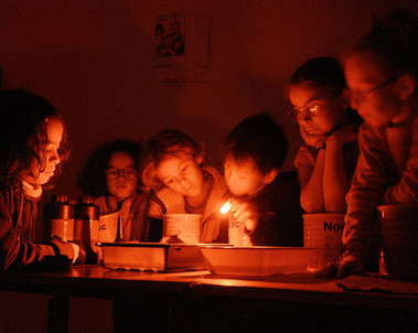 enfants développant des phots en chambre noire, première étape d'un atelier photo animé dans les Pyrénées Luz Saint-Sauveur val d'Azun