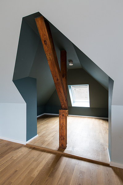 Room in a house with a wooden pillar in the middle