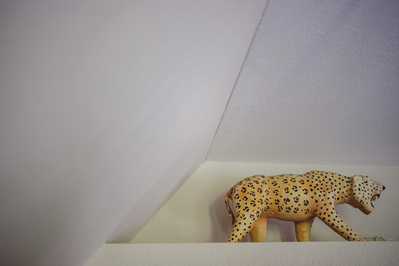 statue of a cheetah in the Milwaukee AirBnB that the groom is preparing in.