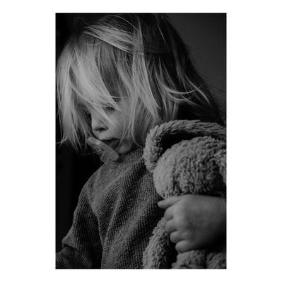 family photography of young girl playing with a stuffed animal in Milwaukee, Wisconsin.