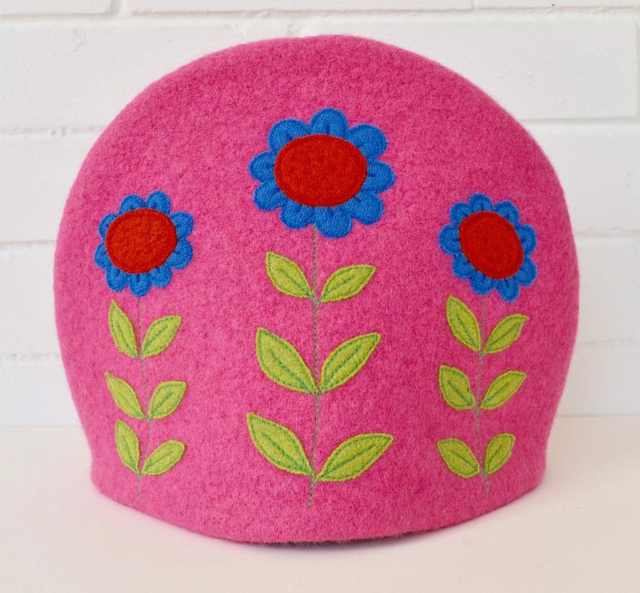 saskia-teacosy-embroidery-flowers-retro-pink-wool