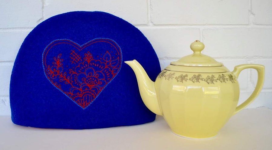 saskia-teacosy-embroidery-heart-delft-wool
