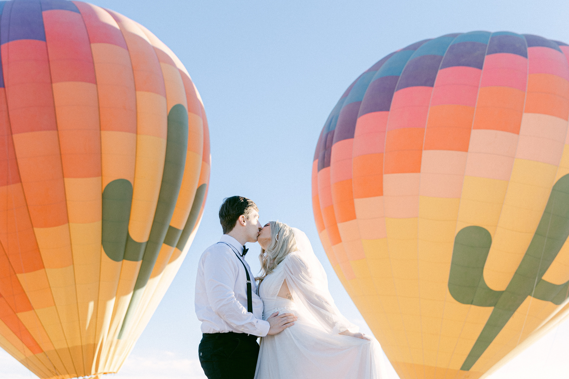 A bride and groom elope in front of hot air balloons in Phoenix Arizona 
