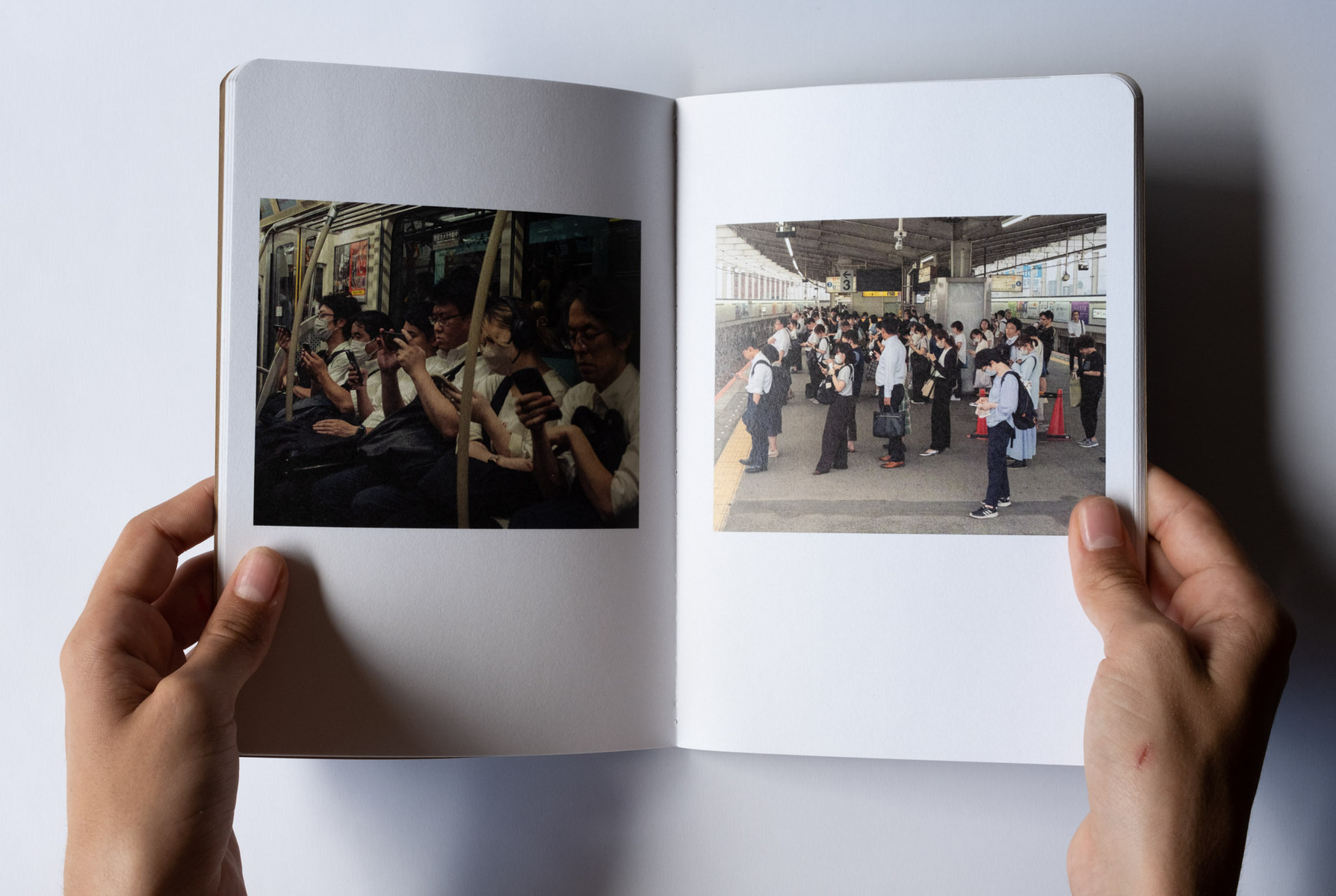 Seuls ensemble est un essai photographique sur l'addiction aux smartphones. Carnet de 48 pages imprimé et cousu en France, photographies réalisées au Japon en 2024 par Romain Philippon.