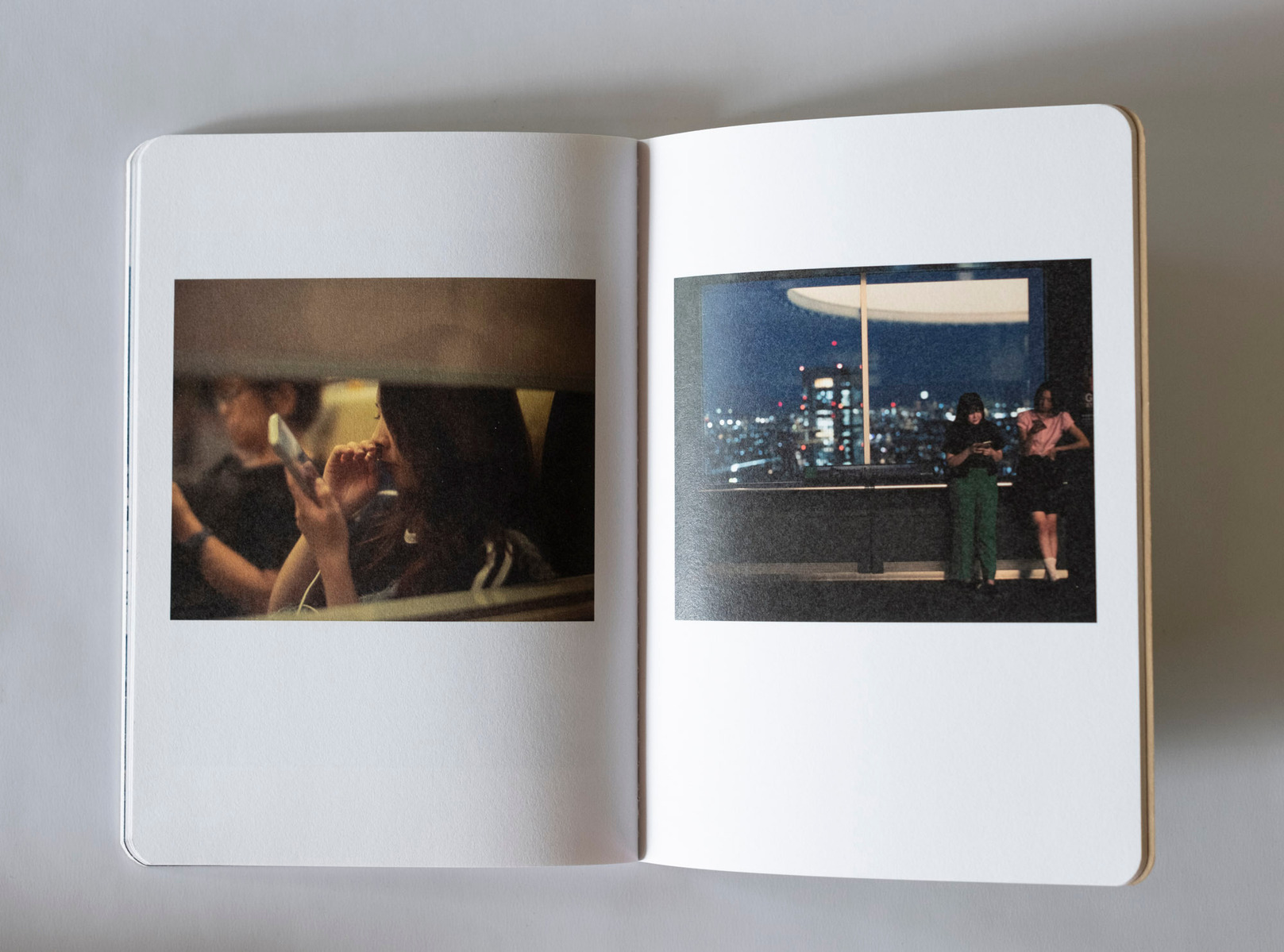 Seuls ensemble est un essai photographique sur l'addiction aux smartphones. Carnet de 48 pages imprimé et cousu en France, photographies réalisées au Japon en 2024 par Romain Philippon.