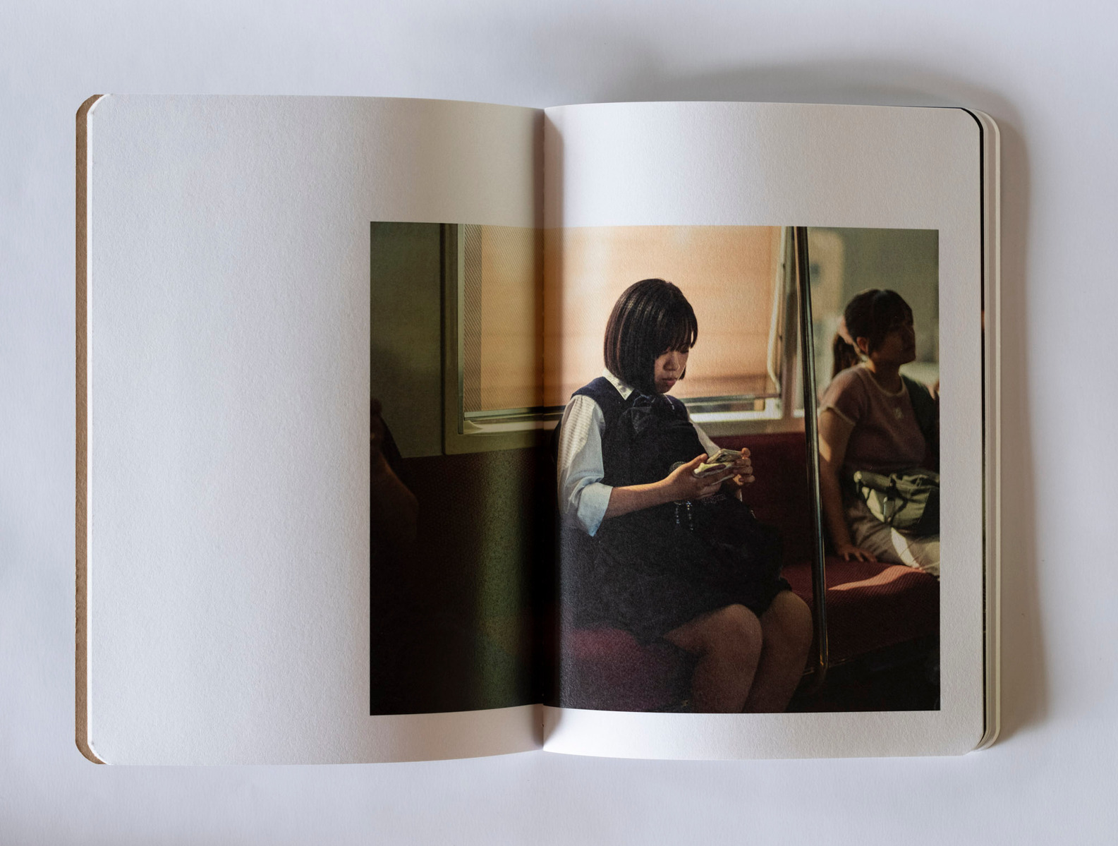 Seuls ensemble est un essai photographique sur l'addiction aux smartphones. Carnet de 48 pages imprimé et cousu en France, photographies réalisées au Japon en 2024 par Romain Philippon.