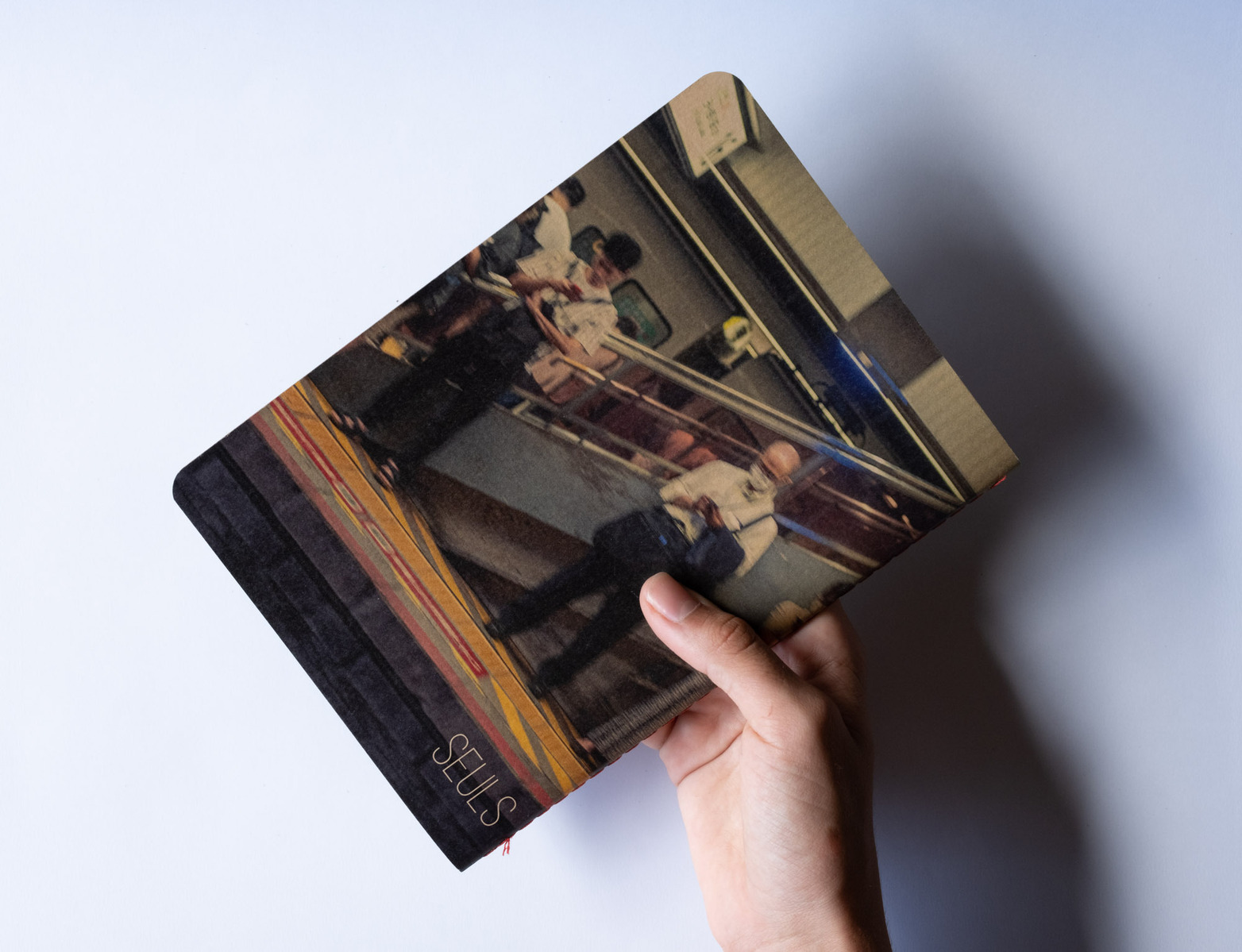 Seuls ensemble est un essai photographique sur l'addiction aux smartphones. Carnet de 48 pages imprimé et cousu en France, photographies réalisées au Japon en 2024 par Romain Philippon.