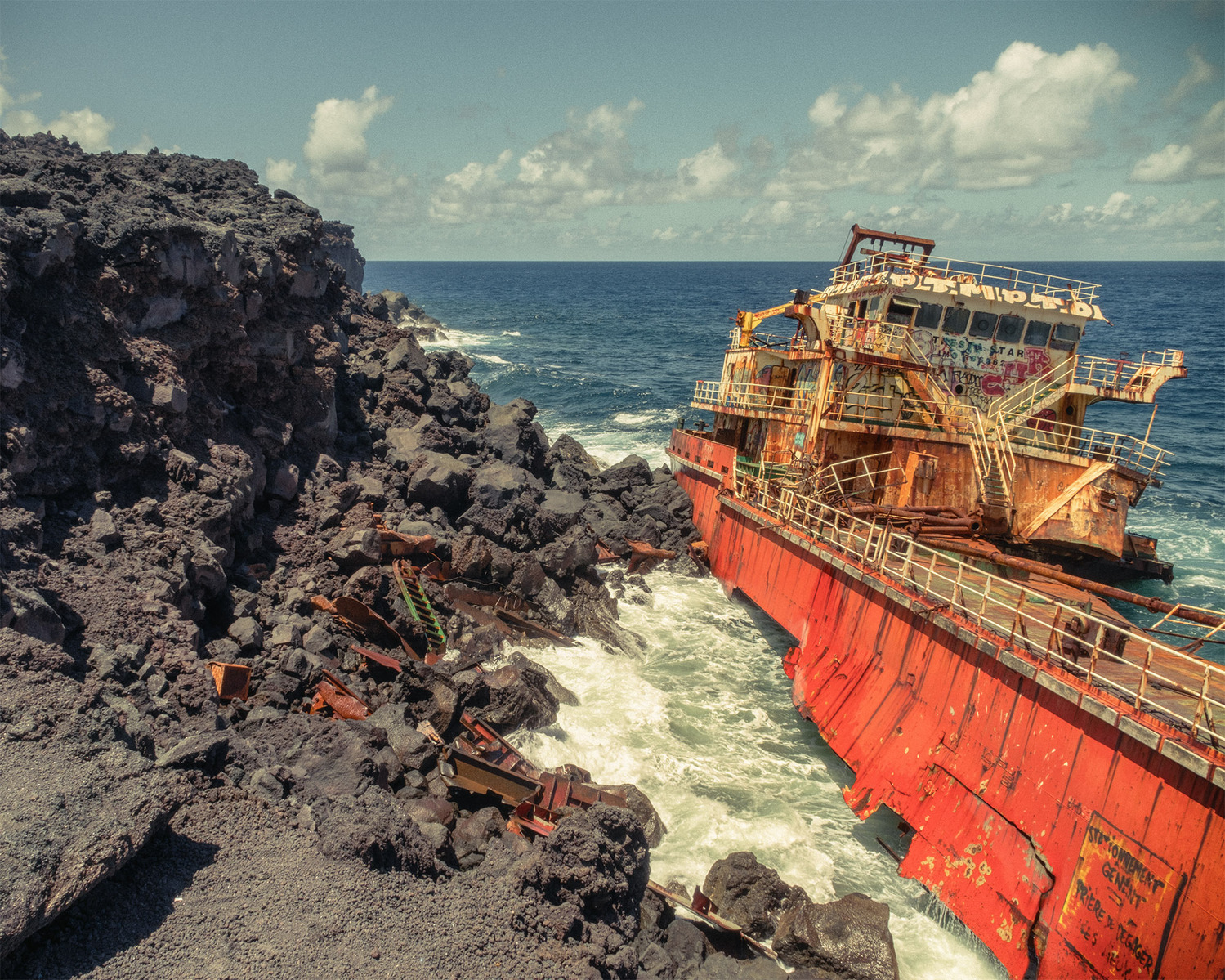 Photo du tresta star, pétrolier mauricien échoué sur la côte sud-est de l'île de La Réunion. L'épave est vouée à se dégrader naturellement. Romain Philippon, auteur photographe indépendant.