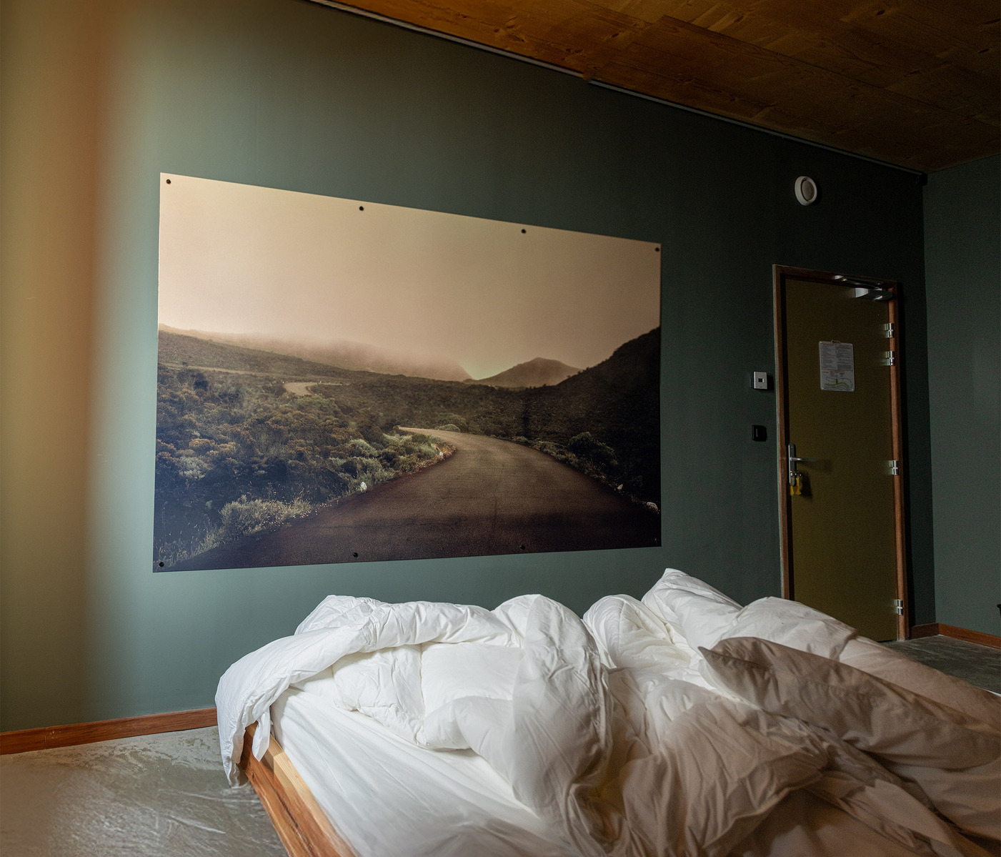 Décoration dans les chambres du nouveau gite du volcan à La Réunion. Tirages photo grand format.