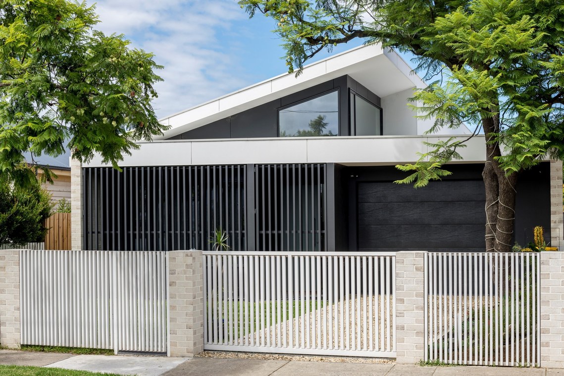 This contemporary home is north facing to the street, and movable screens allow for the occupants to enjoy the sun while remaining private.