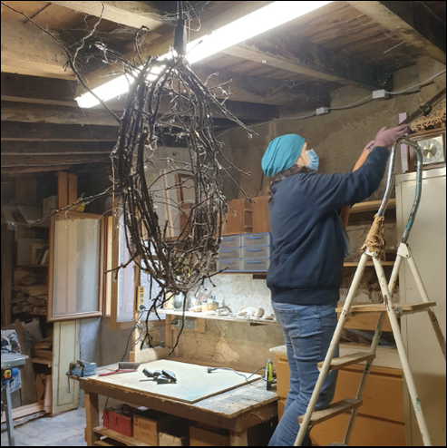 Suzie Chaney prépare son lieu d'exposition pour 'Ateliers Ouverts' 2021