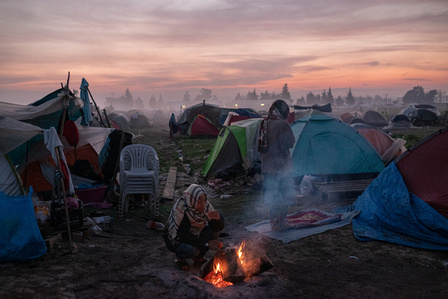 Idomeni was the largest refugee camp in contemporary Greece: a
vast expanse of tents along the railway at the border with Macedonia. Here, 12,000 people lived in extreme conditions, with 40
percent of them being minors, many of whom were unaccompanied.