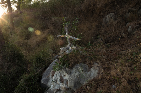 A cross stands on the mountains leading from Ventimiglia to France, in
memory of a migrant who tragically fell to their death at night. For years, migrants have been dying—whether struck, fallen, or electrocuted—while attempting to cross the perilous path