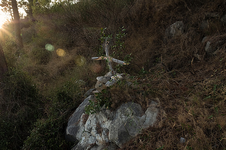 A cross stands on the mountains leading from Ventimiglia to France, in
memory of a migrant who tragically fell to their death at night. For years, migrants have been dying—whether struck, fallen, or electrocuted—while attempting to cross the perilous path