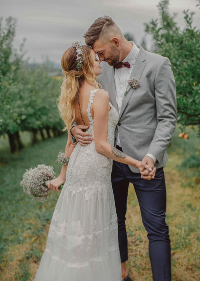 Hochzeitshooting in der Natur zwischen den Bäumen 