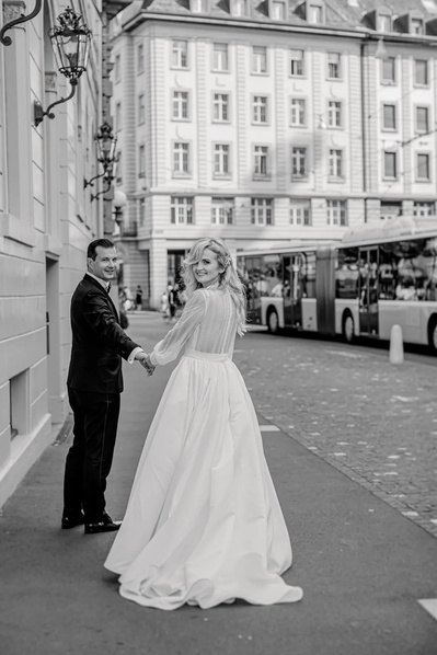 Braut und Bräutigam am posen in der Nähe von Hotel Grand Hotel Les Trois Rois in Basel