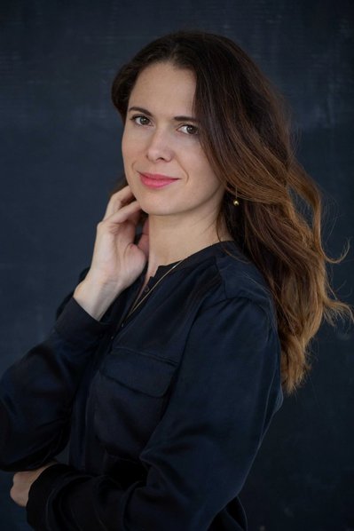 zarte weibliche Frau Porträt im Fotostudio mit schwarzem Hintergrund in schwarze bluse