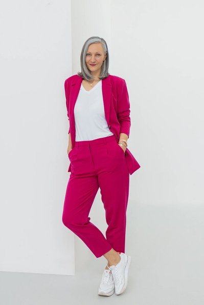 Businessfoto im Fotostudio im coolem pinkem Outfit