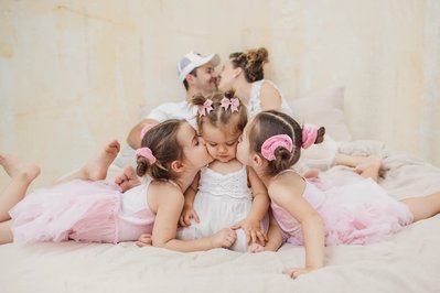 Glückliche Familie hat Spaß und die Eltern sind im Hintergrund