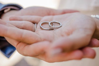 Trauringe in der Hand ist ein Detail Foto für Erinnerung 