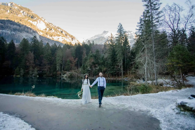 Braut und Bräutigam im Winterlandschaft am Blausee 