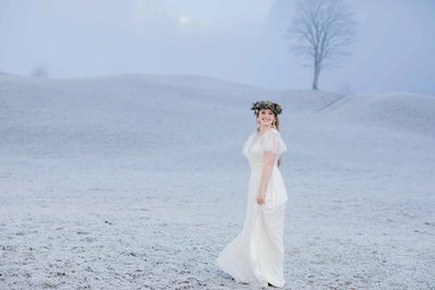 Braut im Winterlandschaft in einem wunderschönem Hochzeitskleid