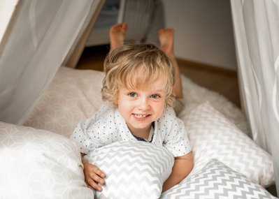 Kinderfotoshooting Zuhause wo der junge spielen darf während dem Fotoshooting