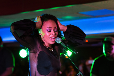 Elle Varner performing on the Infinity Yacht in 2013