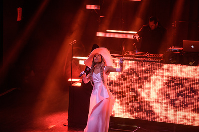 Nikki Jean performing with Atmosphere at Webster Hall in NYC in early 2020