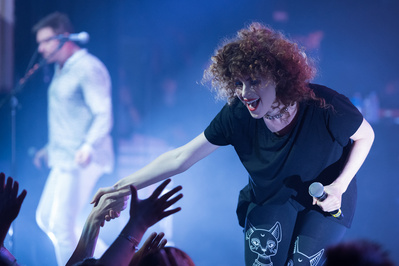 Kiesza reaching out to fans during her appearance on Duran Duran's tour at The Apollo in NYC