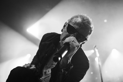 Chester Bennington performing with Stone Temple Pilots at Irving Plaza