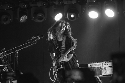 Tash Sultana performing at Mercury Lounge in NYC