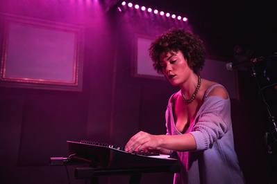 Madison McFerrin performing at C'mon Everybody in Brooklyn, NY in 2017