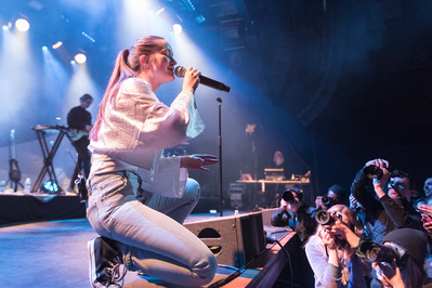 Sigrid performing at Brooklyn Steel