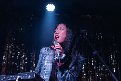 ÊMIA performing at Gold Sounds in Brooklyn, NY