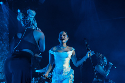 Ella Mai performing at Brooklyn Steel
