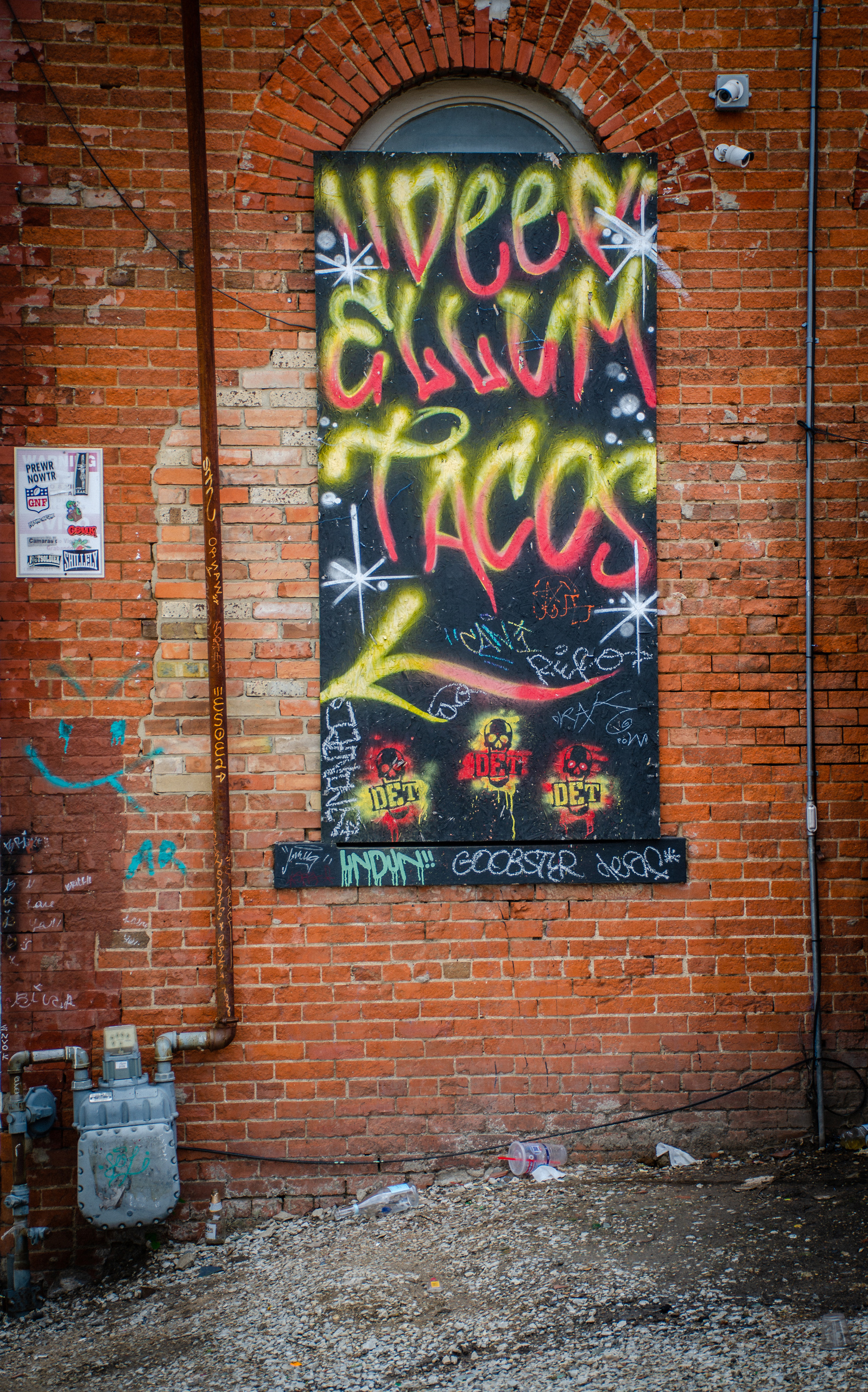 Grimy and glowing, this hand-scrawled ode to tacos pulses with nostalgia, grit, and midnight cravings. An arrow, a promise, and a wall that doesn’t whisper—it shouts.